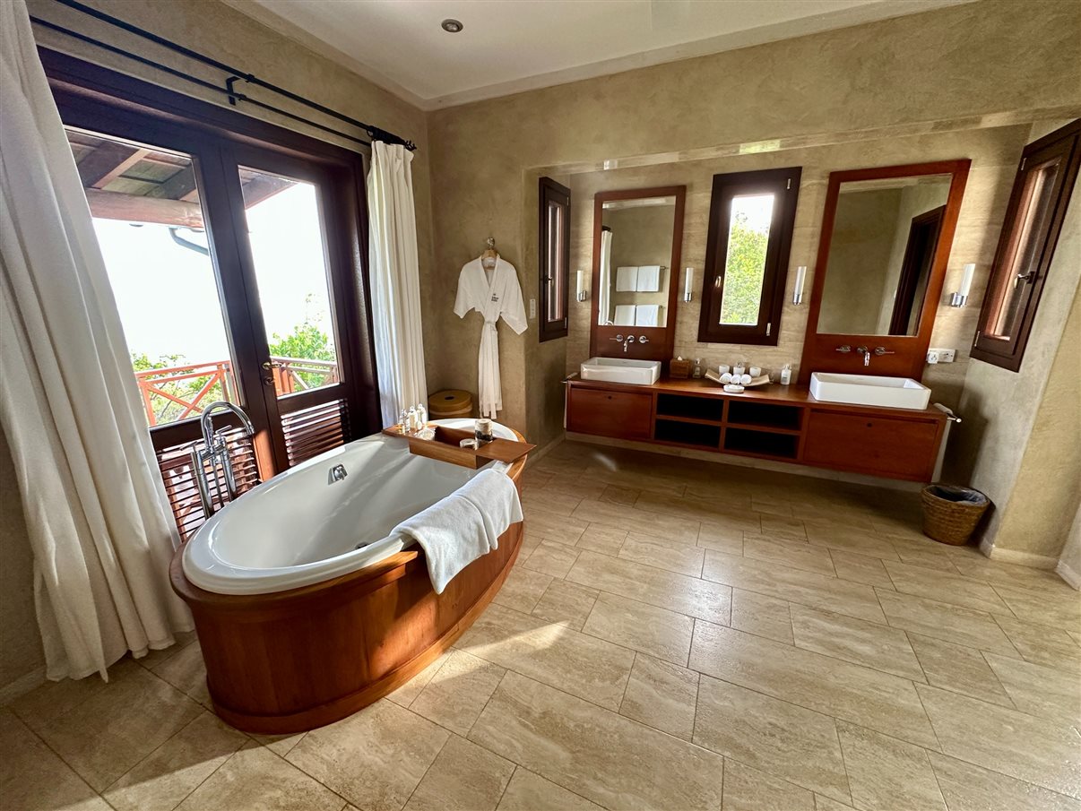 O dia começou com um tour pela marina de Canouan, a Sandy Lane Yacht Club & Residences, também conhecida como Glossy Bay Marina