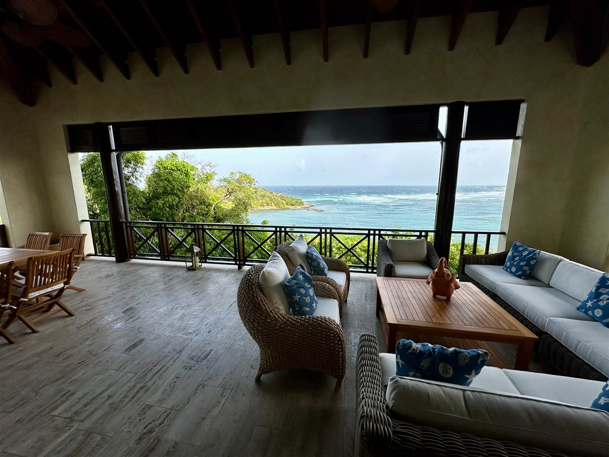 O dia começou com um tour pela marina de Canouan, a Sandy Lane Yacht Club & Residences, também conhecida como Glossy Bay Marina