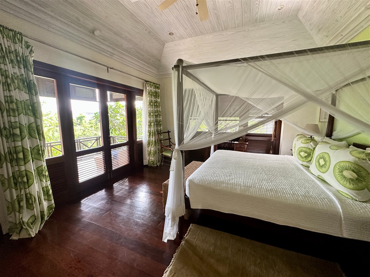 O dia começou com um tour pela marina de Canouan, a Sandy Lane Yacht Club & Residences, também conhecida como Glossy Bay Marina