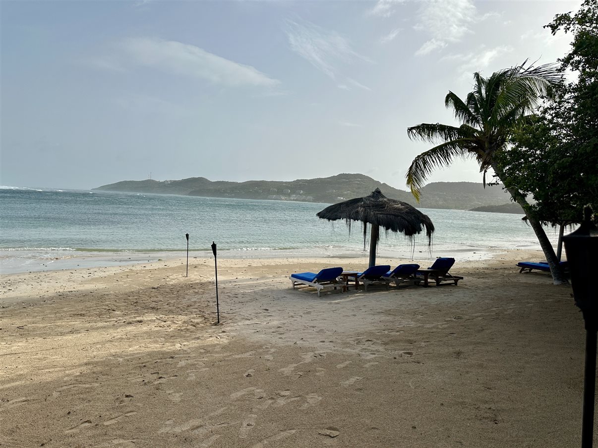 O dia começou com um tour pela marina de Canouan, a Sandy Lane Yacht Club & Residences, também conhecida como Glossy Bay Marina