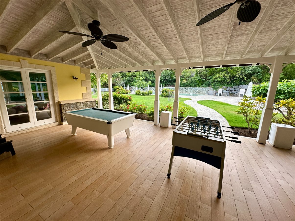 O dia começou com um tour pela marina de Canouan, a Sandy Lane Yacht Club & Residences, também conhecida como Glossy Bay Marina