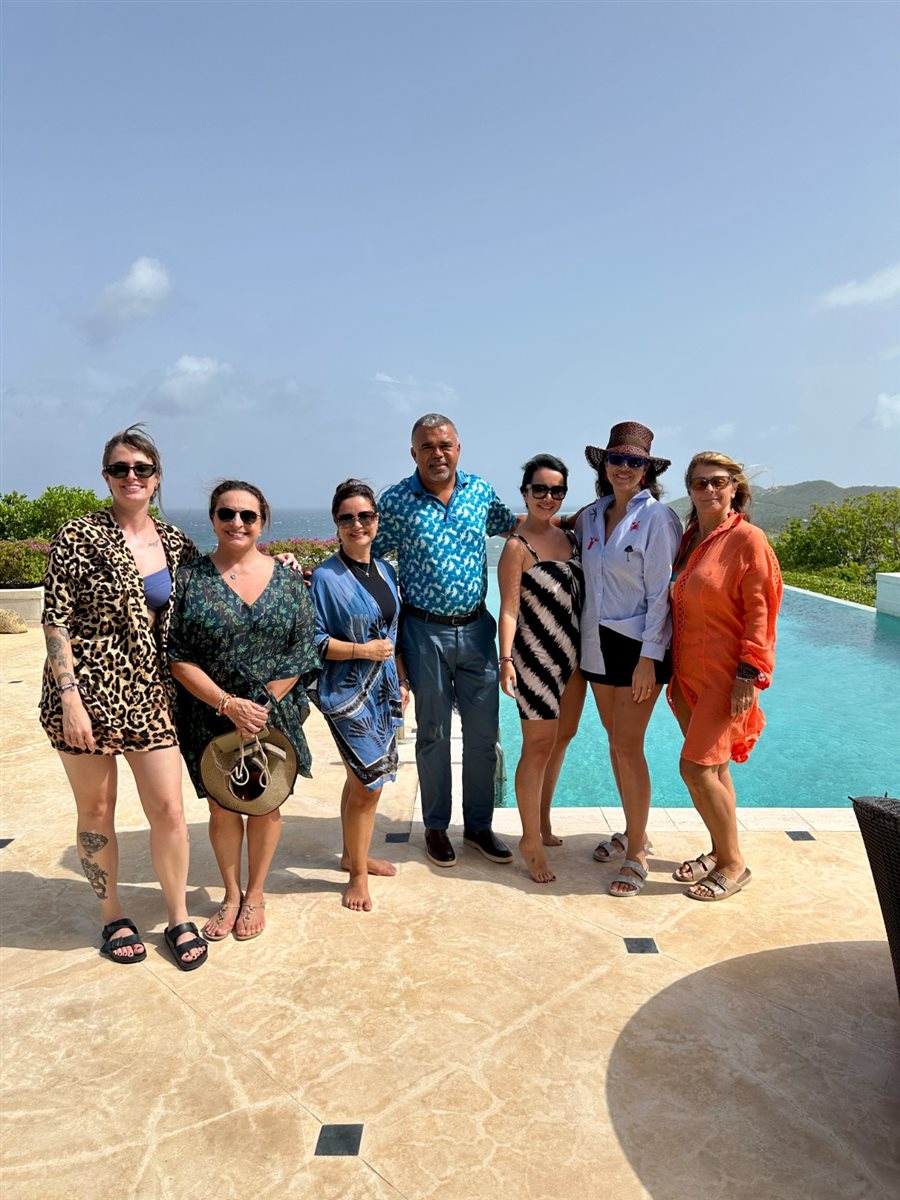 O dia começou com um tour pela marina de Canouan, a Sandy Lane Yacht Club & Residences, também conhecida como Glossy Bay Marina