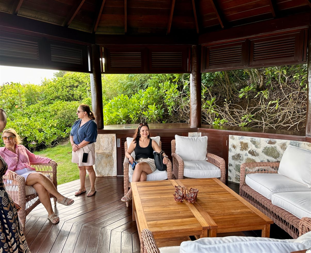 O dia começou com um tour pela marina de Canouan, a Sandy Lane Yacht Club & Residences, também conhecida como Glossy Bay Marina