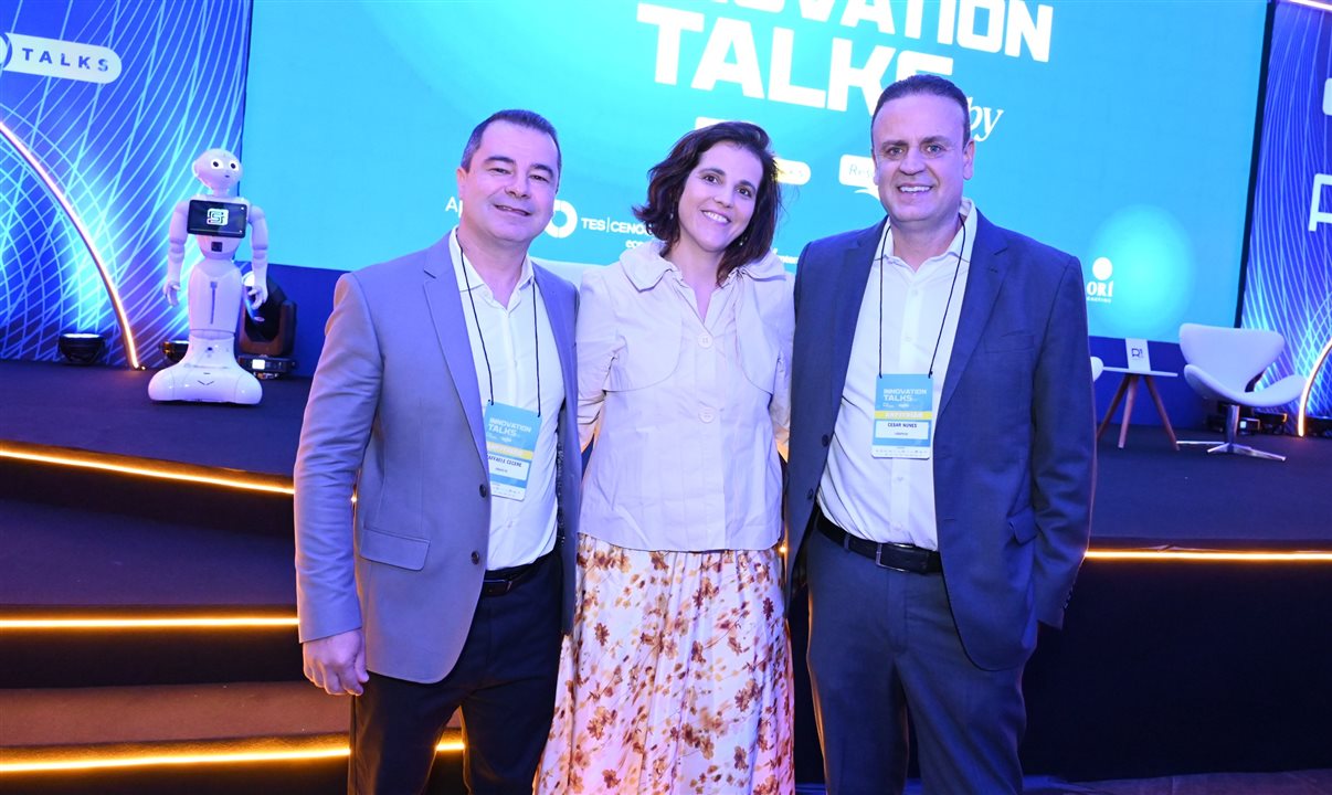 Ana Biselli, da Resorts Brasil, entre Raffaele Cecere e César Nunes, do Grupo R1