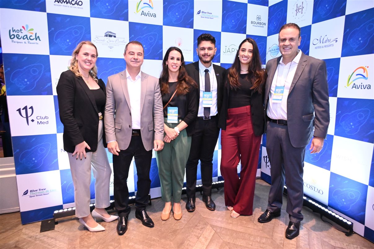 Aline Curti, da Resorts Brasil, Raffaele Cecere, do Grupo R1, Juliana Salles, Matheus Almeida e Fernanda Ramalho, da Resorts Brasil, e César Nunes, do Grupo R1