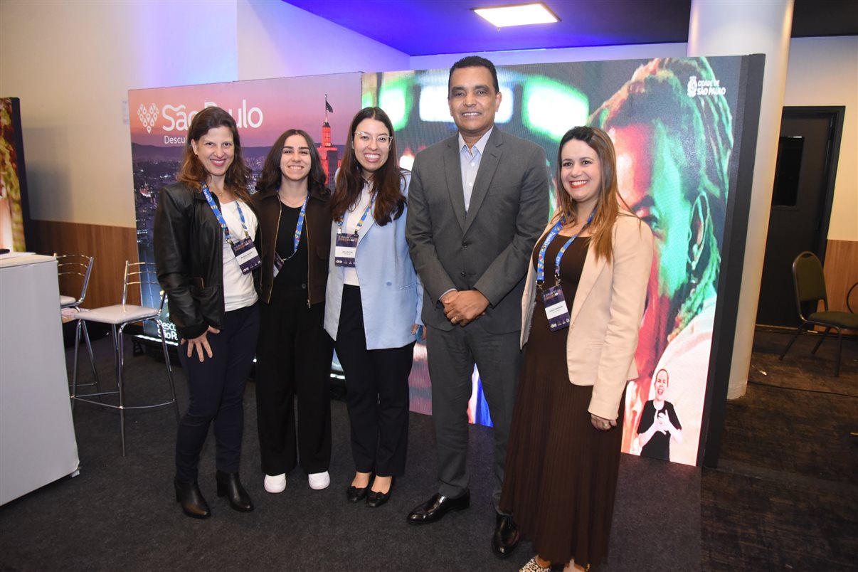 Jaqueline Lima, Ana Cristina e Rui Alves, da Setur-SP, entre Marianna Alcorta e Juliana Assumpção, da Abav-SP | Aviesp
