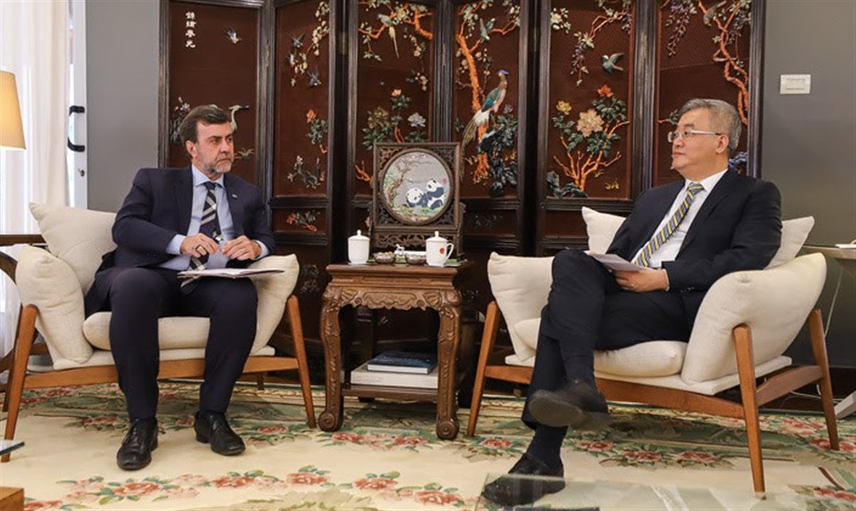 Presidente da Embratur, Marcelo Freixo, e o embaixador da China no Brasil, Zhu Qingqiao: movimento de aproximação vem sendo preparado desde o ano passado