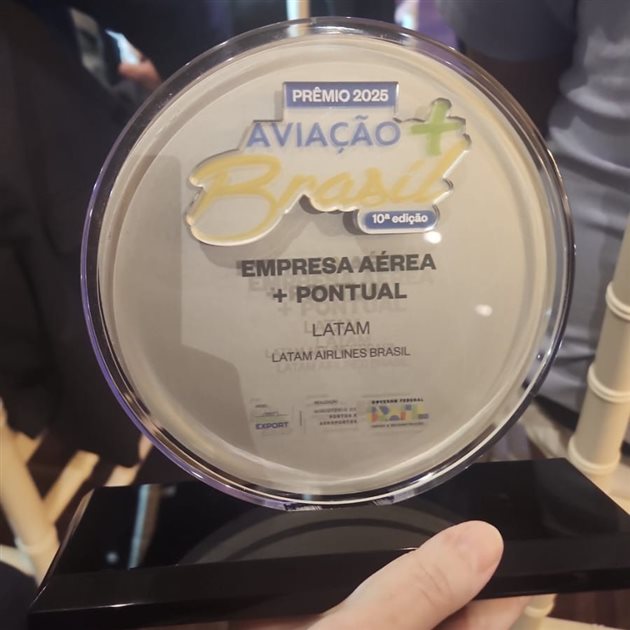 Troféu recebido pela Latam
