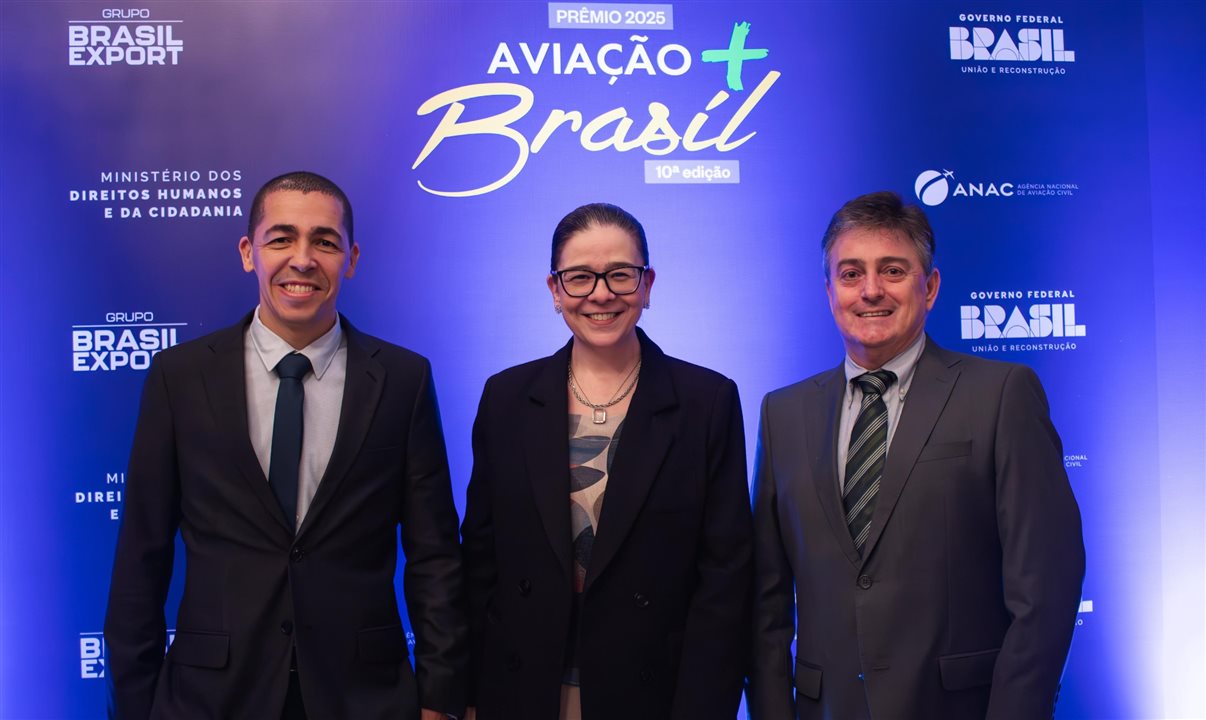 Danilo Gomes, coordenador de OTP da Latam Brasil, Tatiane Viana, gerente de Assuntos Regulatórios da Latam Brasil, e Samuel Di Pietro, diretor do Centro de Operações da Latam Brasil