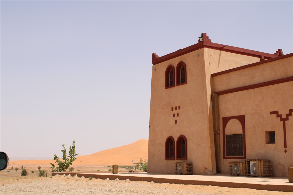 Fachada do Riad Xaluca, aos pés do deserto