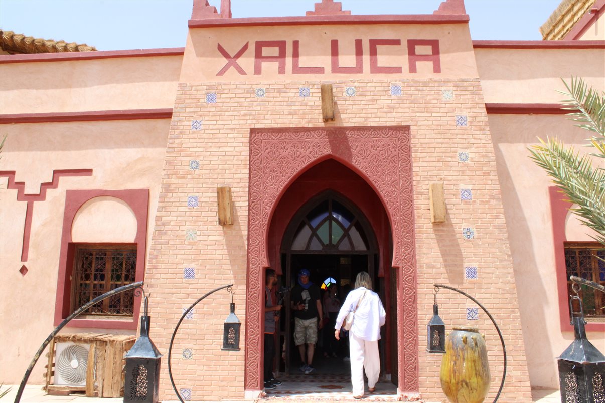 Fachada do Riad Xaluca, aos pés do deserto