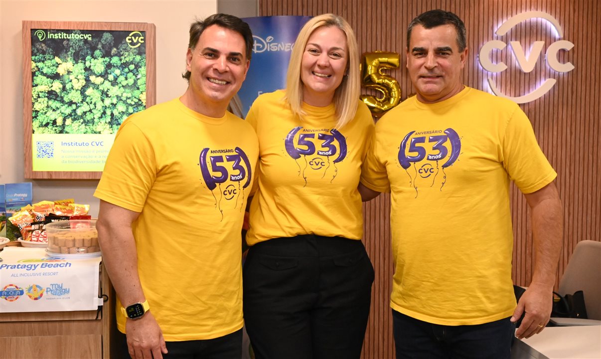 Emerson Belan e Vivi Pio, da CVC Corp, junto ao franqueado Sérgio Ricardo