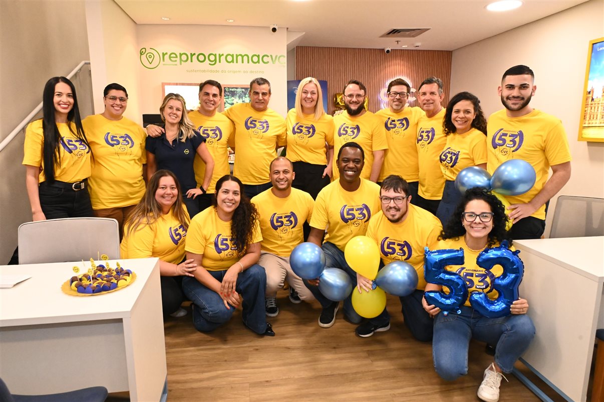 Time da CVC celebra os 53 anos da operadora na loja do shopping Itaquera, em São Paulo