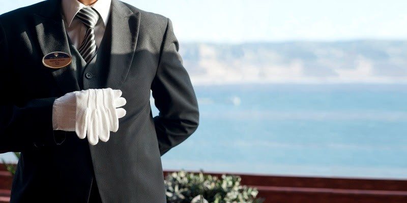 Os hóspedes conta com all-inclusive, serviço de mordomo e concierge 24 horas, suítes espaçosas, além de acesso a uma área privativa com instalações exclusivas