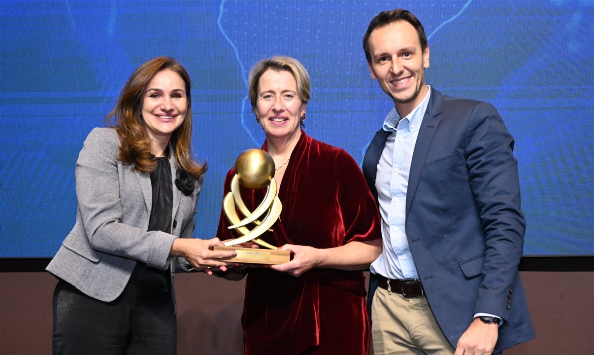 Bruno Waltrick, da Maiorca Turismo, entrega o prêmio para Vânia Dezordi e Annie Morrissey, da Rede Bourbon