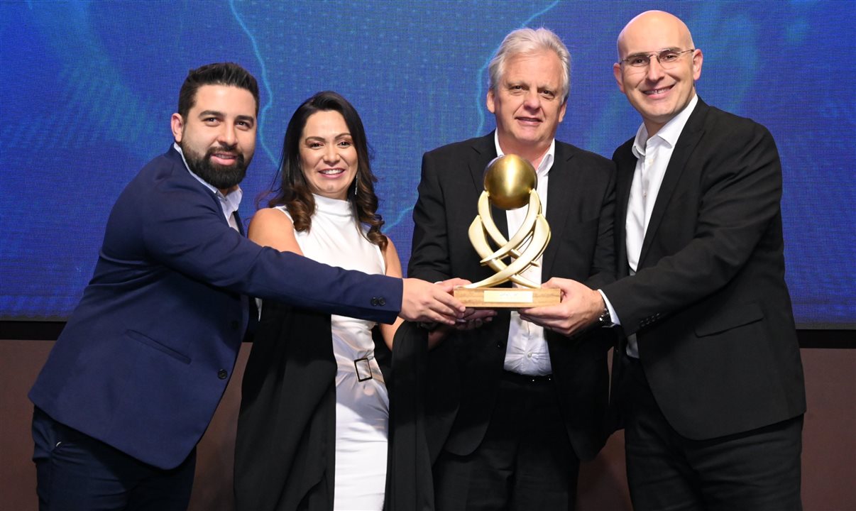 Edmar Bull, da Copastur, entrega o prêmio a Wesley Vieira, Cristiane Yumi e Jamyl Jarrus, da Movida