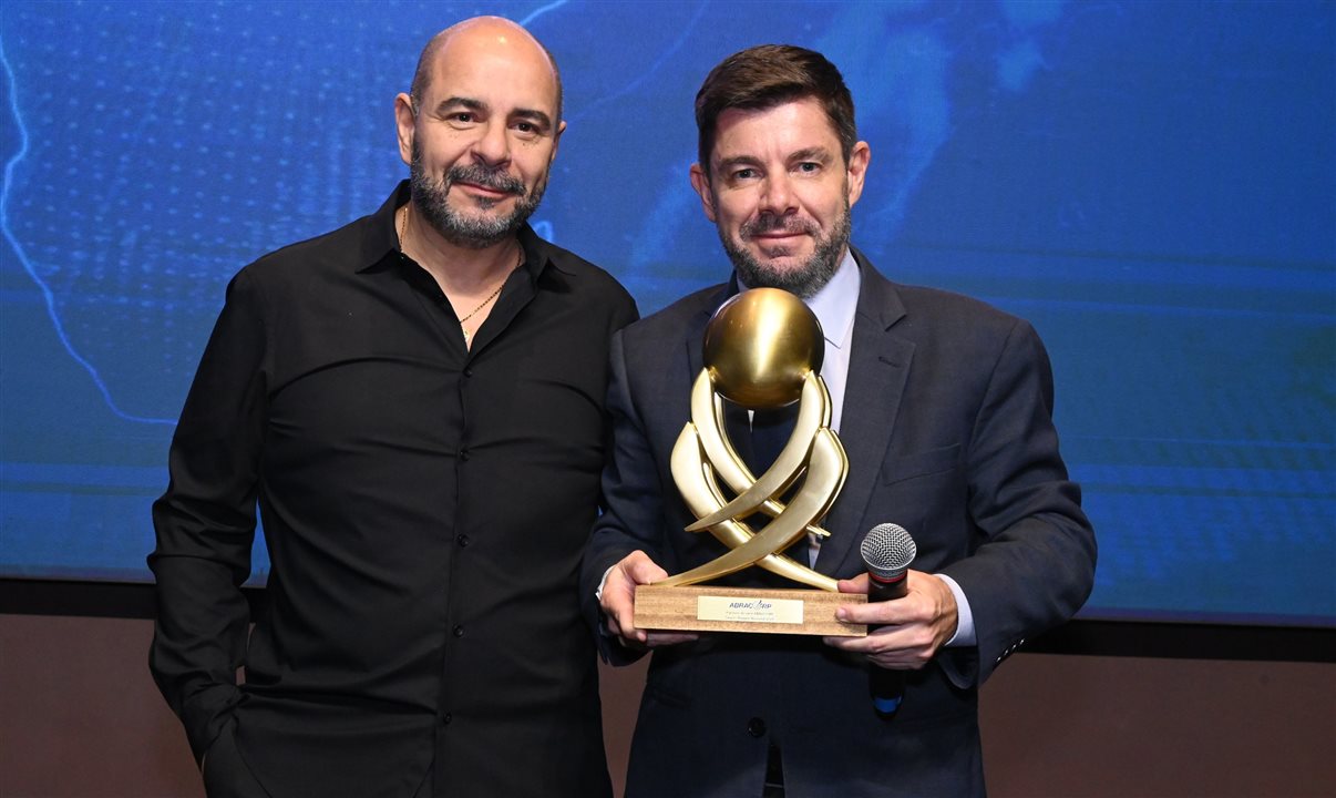 Marcello Restivo, da Tivolitur, entrega o prêmio a Alexandre Camargo, da Assist Card