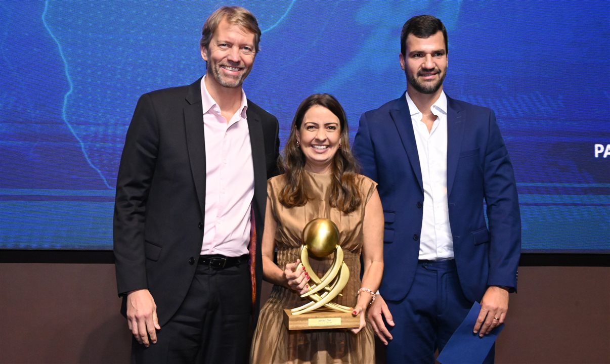 Rubens Schwartzmann, da Costa Brava, entrega o prêmio a Jerome Cadier e Aline Mafra, da Latam