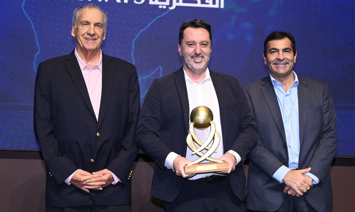 Antonio Fernando Slomp, da Avipam, entrega o prêmio a Renato Hagopian e Rodrigo Galvão, da Qatar Airways