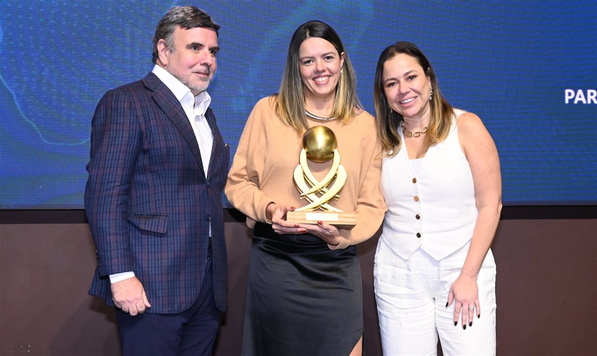 Mariano Santos, da Rio Travel, entrega o prêmio a Daiane Nogueira e Priscila Pereira, da rede Atlantica 