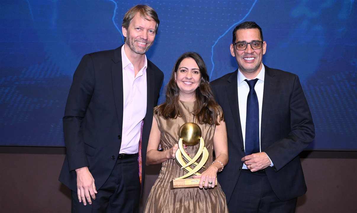 Siderley Santos, da Maringá Turismo e Abracorp, entrega o prêmio a Jerome Cadier e Aline Mafra, da Latam