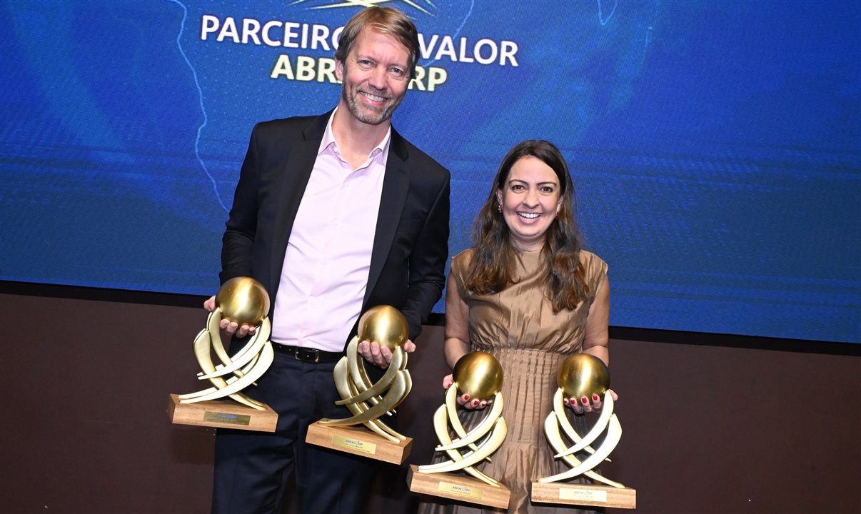 Jerome Cadier e Aline Mafra, da Latam, mostram os prêmios recebidos pela companhia aérea