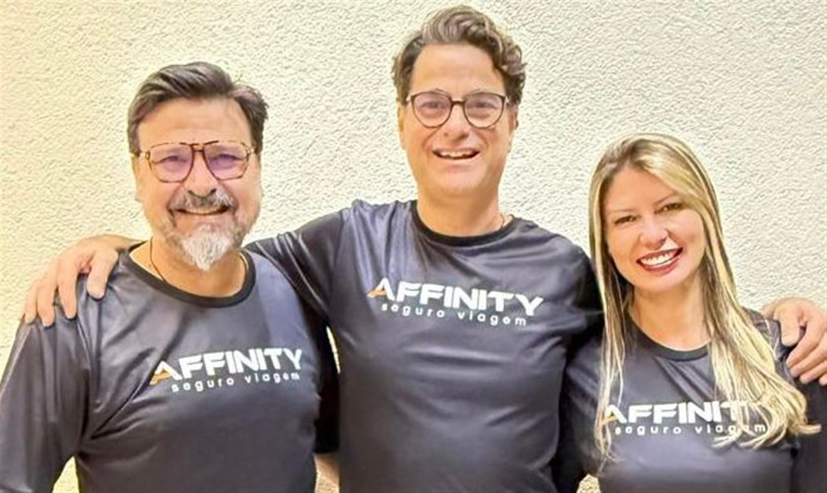 O novo contratado da empresa, Ernani Toledo, entre Amarildo Sardi e Valéria Pereira