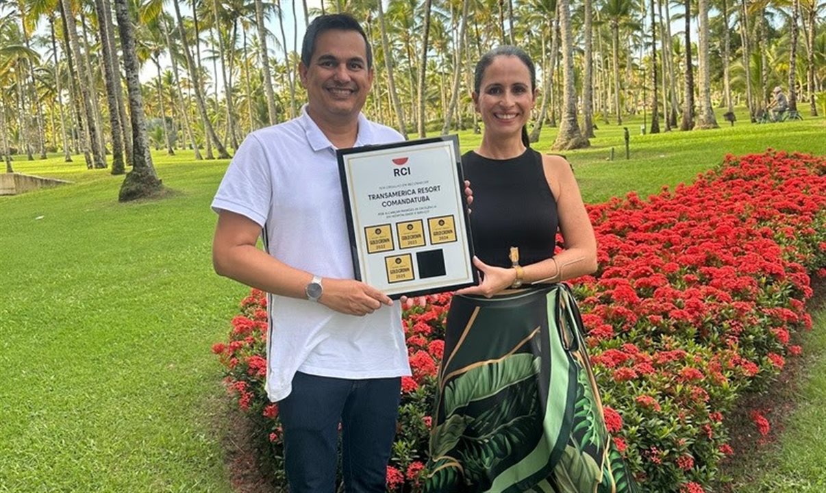 Wellington Freitas, coordenador da sala de vendas, e Carla Gomes, gerente do Premium Vacations Transamerica Resort Comandatuba