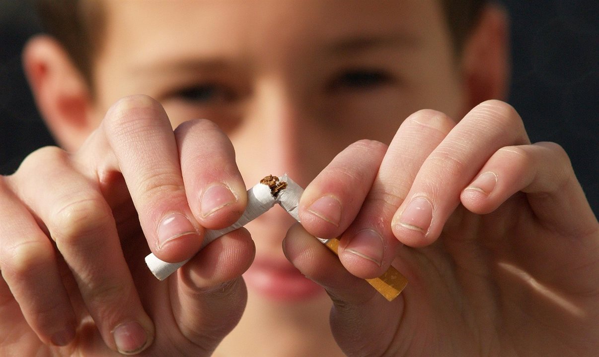 Entre os locais que passam a ser proibidos de fumar, estão praias, parques, jardins públicos, áreas esportivas, pontos de ônibus e arredores de escolas