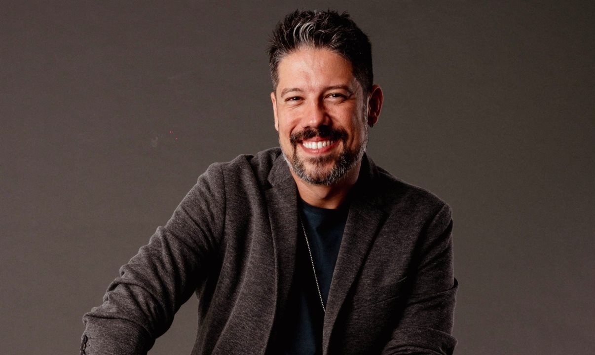 Phelipe Siani tem uma longa trajetória pela TV Globo e hoje se dedica como apresentador na CNN Brasil e ao seu lado empreendedor
