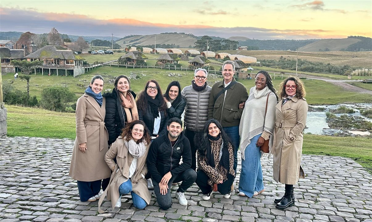 Turma da Fam Fênix Educacional nas Serras Gaúchas, da esquerda para a direita, em pé: Ana Flávia Faria (Anture Travel), Daniela Del Cueto (Metamorfose Turismo), Andrea Gaidão (Andrea Gaidão Viagens), Paula Ramos (Turismo.com), Rafael Neumann e Bernardo Mandelli (Zume Travel), Rogéria Pinheiro e Alessandra Brite (Sargas Travel). Embaixo: Alice Assad (Fauna Viagens), Filipe Barbosa (RARO Community) e Isadora Machado (Vitisa Viaja)