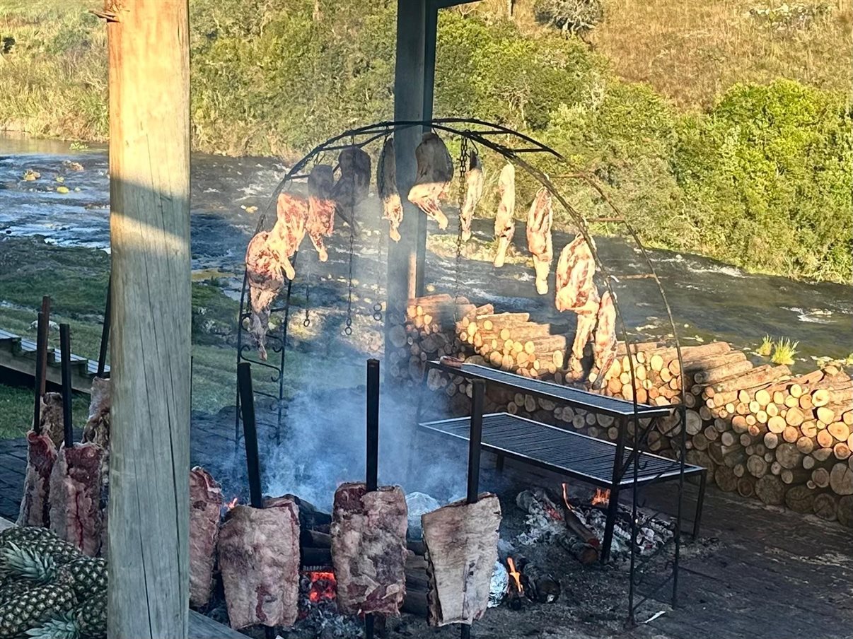 O tradicional churrasco campeiro é preparado ao ar livre, a partir das 5h30 da manhã