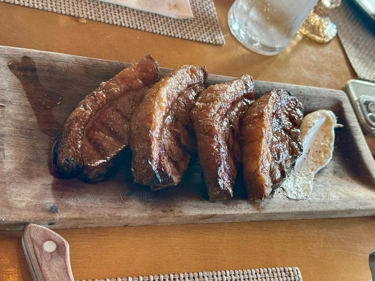O tradicional churrasco campeiro é preparado ao ar livre, a partir das 5h30 da manhã