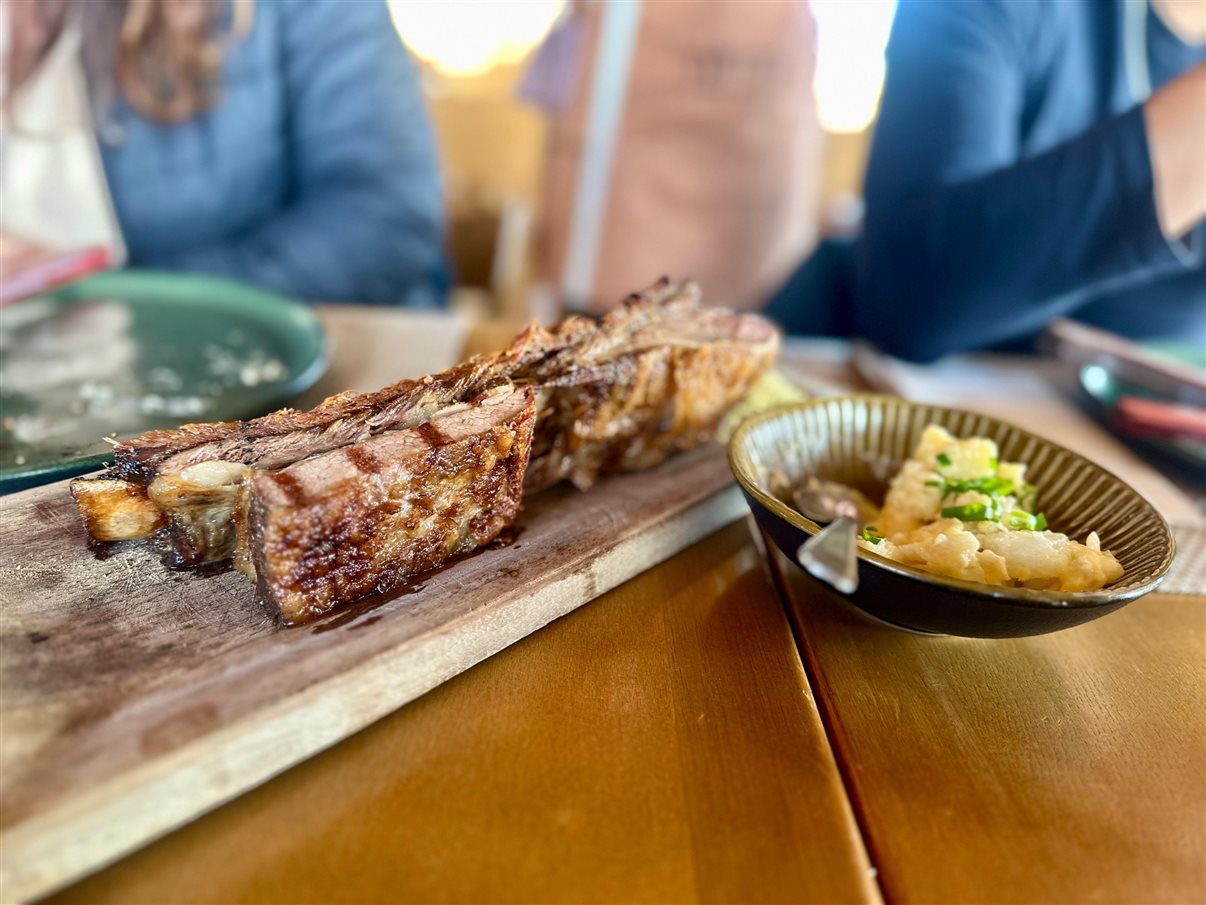 O tradicional churrasco campeiro é preparado ao ar livre, a partir das 5h30 da manhã