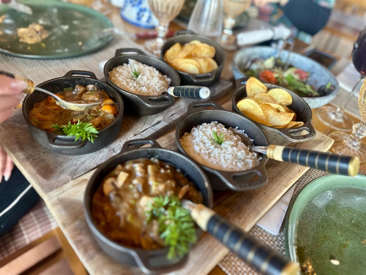 O tradicional churrasco campeiro é preparado ao ar livre, a partir das 5h30 da manhã