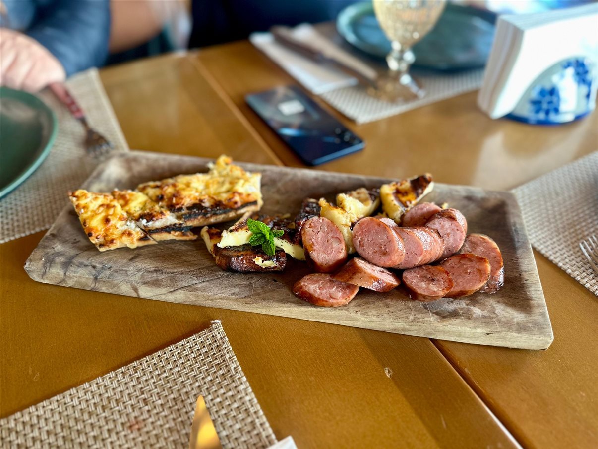 O tradicional churrasco campeiro é preparado ao ar livre, a partir das 5h30 da manhã