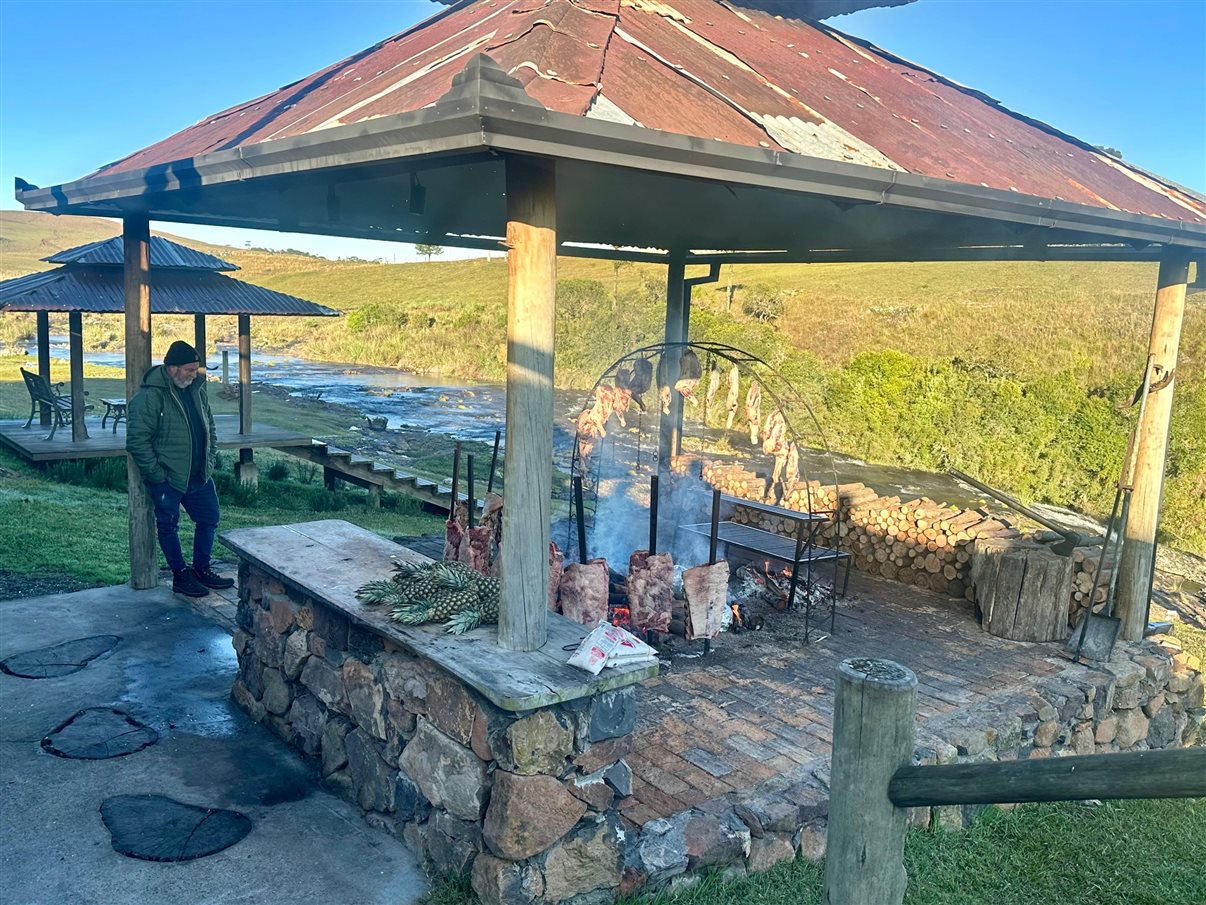 O tradicional churrasco campeiro é preparado ao ar livre, a partir das 5h30 da manhã