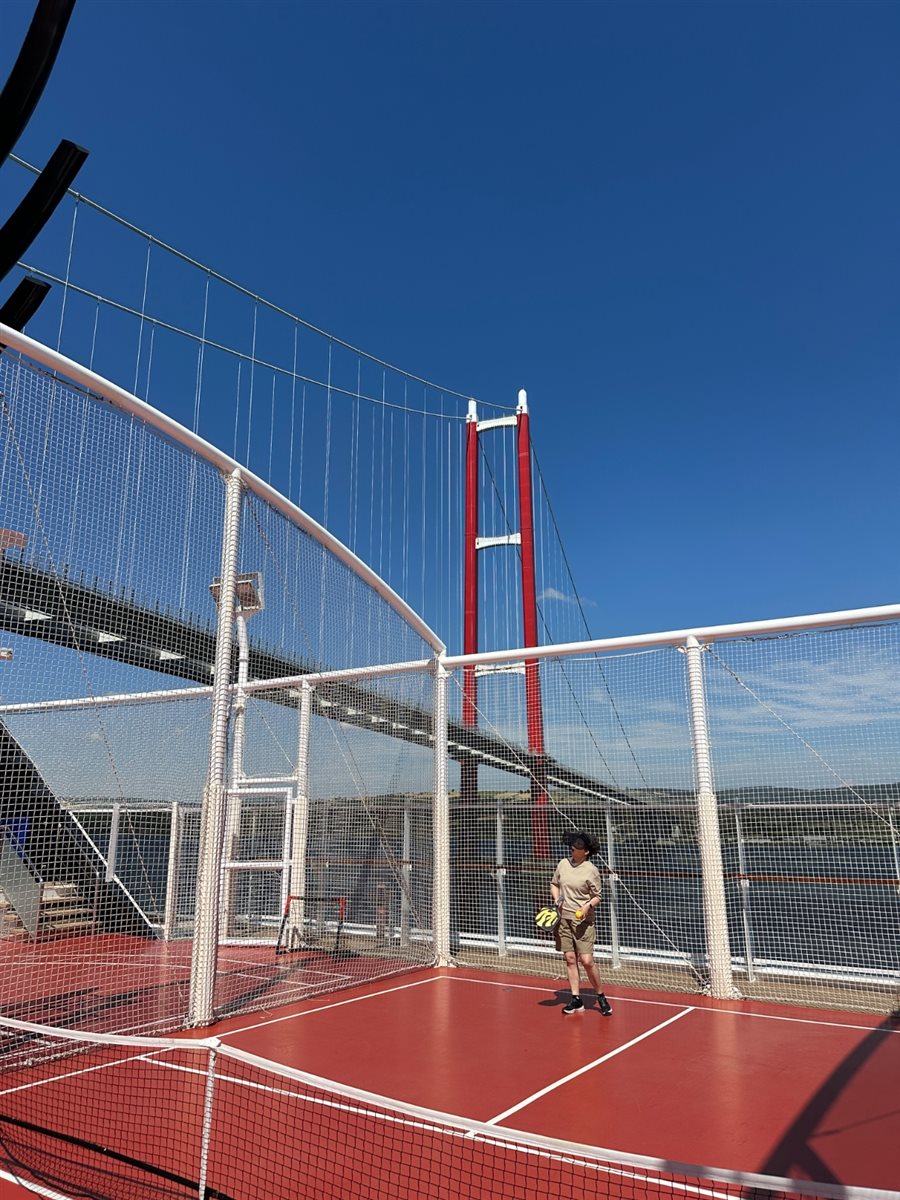 Minha parceira de Hong Kong no pickleball curtindo o visual: passamos por debaixo de uma ponte durante a navegação