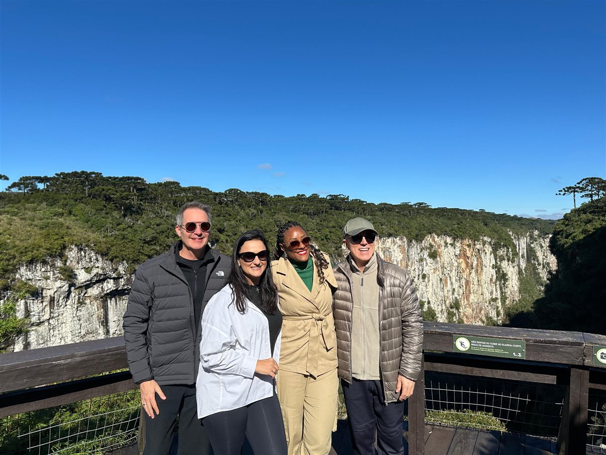 De pé: Rogéria Pinheiro, Bernardo Mandelli (Zume Travel), Paula Ramos (Turismo.com), Rafael Neumann (Zume Travel), Alice Assad (Fauna Viagens) e Andrea Gaidão (Andrea Gaidão Viagens). Abaixo: Daniela Del Cueto (Metamorfose Turismo), Alessandra Brites (Sargas Travel), Isadora Machado (Vitisa Viaja) e Ana Flávia Faria (Anture Travel)