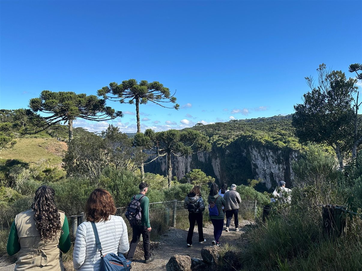 De pé: Rogéria Pinheiro, Bernardo Mandelli (Zume Travel), Paula Ramos (Turismo.com), Rafael Neumann (Zume Travel), Alice Assad (Fauna Viagens) e Andrea Gaidão (Andrea Gaidão Viagens). Abaixo: Daniela Del Cueto (Metamorfose Turismo), Alessandra Brites (Sargas Travel), Isadora Machado (Vitisa Viaja) e Ana Flávia Faria (Anture Travel)