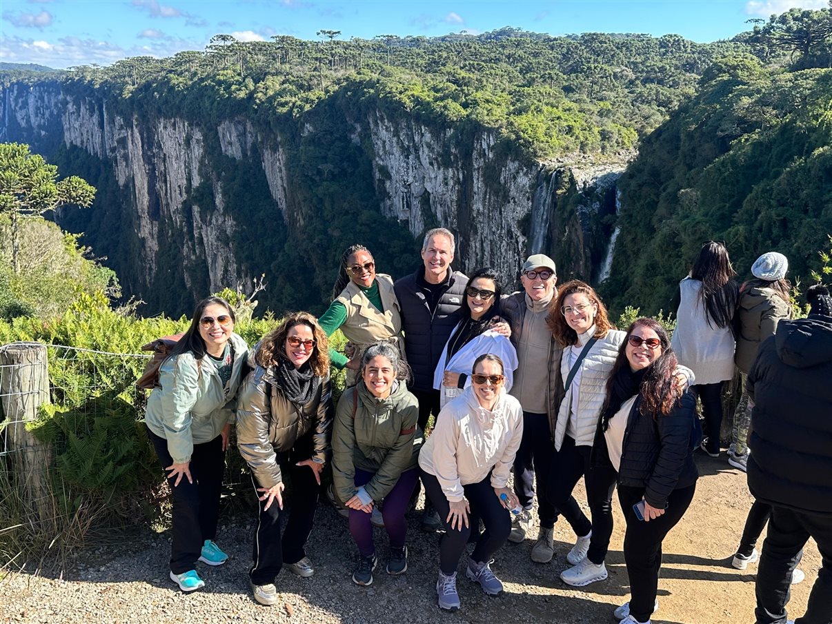 De pé: Rogéria Pinheiro, Bernardo Mandelli (Zume Travel), Paula Ramos (Turismo.com), Rafael Neumann (Zume Travel), Alice Assad (Fauna Viagens) e Andrea Gaidão (Andrea Gaidão Viagens). Abaixo: Daniela Del Cueto (Metamorfose Turismo), Alessandra Brites (Sargas Travel), Isadora Machado (Vitisa Viaja) e Ana Flávia Faria (Anture Travel)