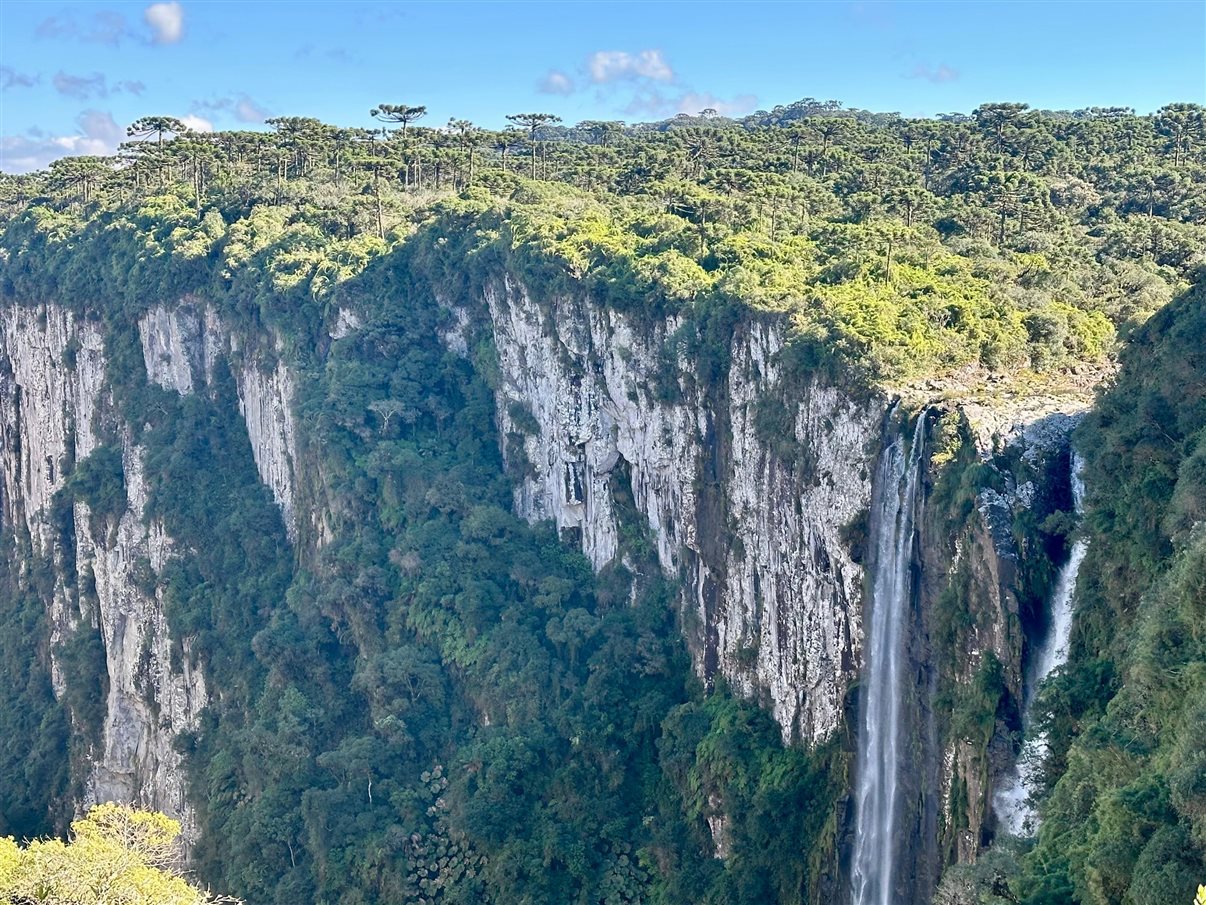 De pé: Rogéria Pinheiro, Bernardo Mandelli (Zume Travel), Paula Ramos (Turismo.com), Rafael Neumann (Zume Travel), Alice Assad (Fauna Viagens) e Andrea Gaidão (Andrea Gaidão Viagens). Abaixo: Daniela Del Cueto (Metamorfose Turismo), Alessandra Brites (Sargas Travel), Isadora Machado (Vitisa Viaja) e Ana Flávia Faria (Anture Travel)