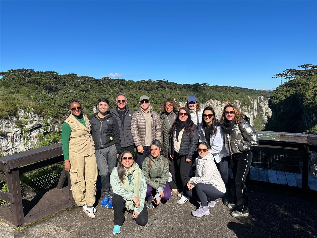 Grupo da Fam Fênix Educativa curte a vista do Cânion Itaimbezinho. Em pé: Rogéria Pinheiro, Filipe Barbosa (RARO Community), Rafael Neumann e Bernardo Mandelli (Zume Travel), Mileide Campos (MR Agência de Viagens), Andrea Gaidão (Andrea Gaidão Viagens), Alice Assad (Fauna Viagens), Paula Ramos (Turismo.com) e Alessandra Brite (Sargas Travel). Abaixo: Daniela Del Cueto (Metamorfose Turismo), Isadora mahcado (Vitisa Viaja) e Ana Flávia Faria (Anture Travel)