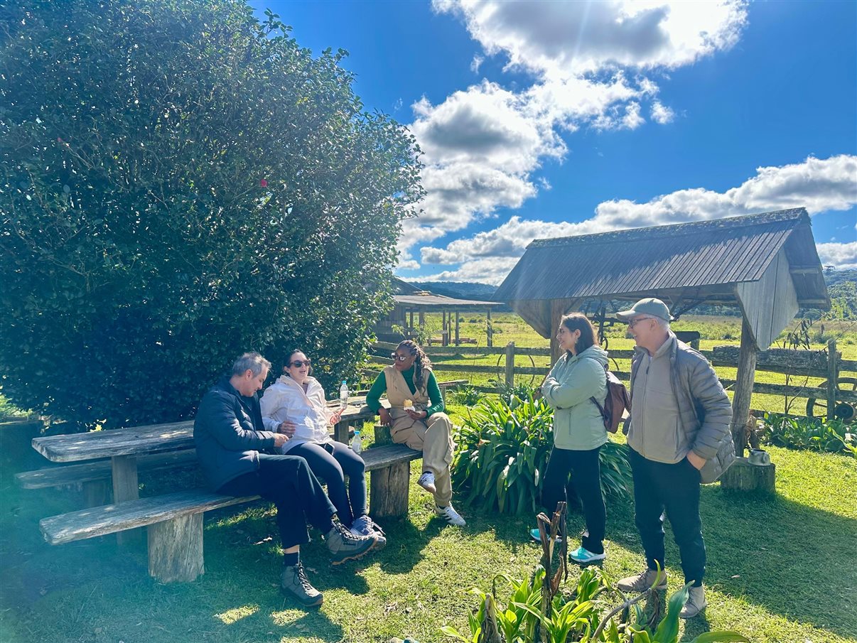 Turma da Fam Fênix e seu guia Gustavo conhecem o Café do Vô Marçal e Artesanato da Vó Maria
