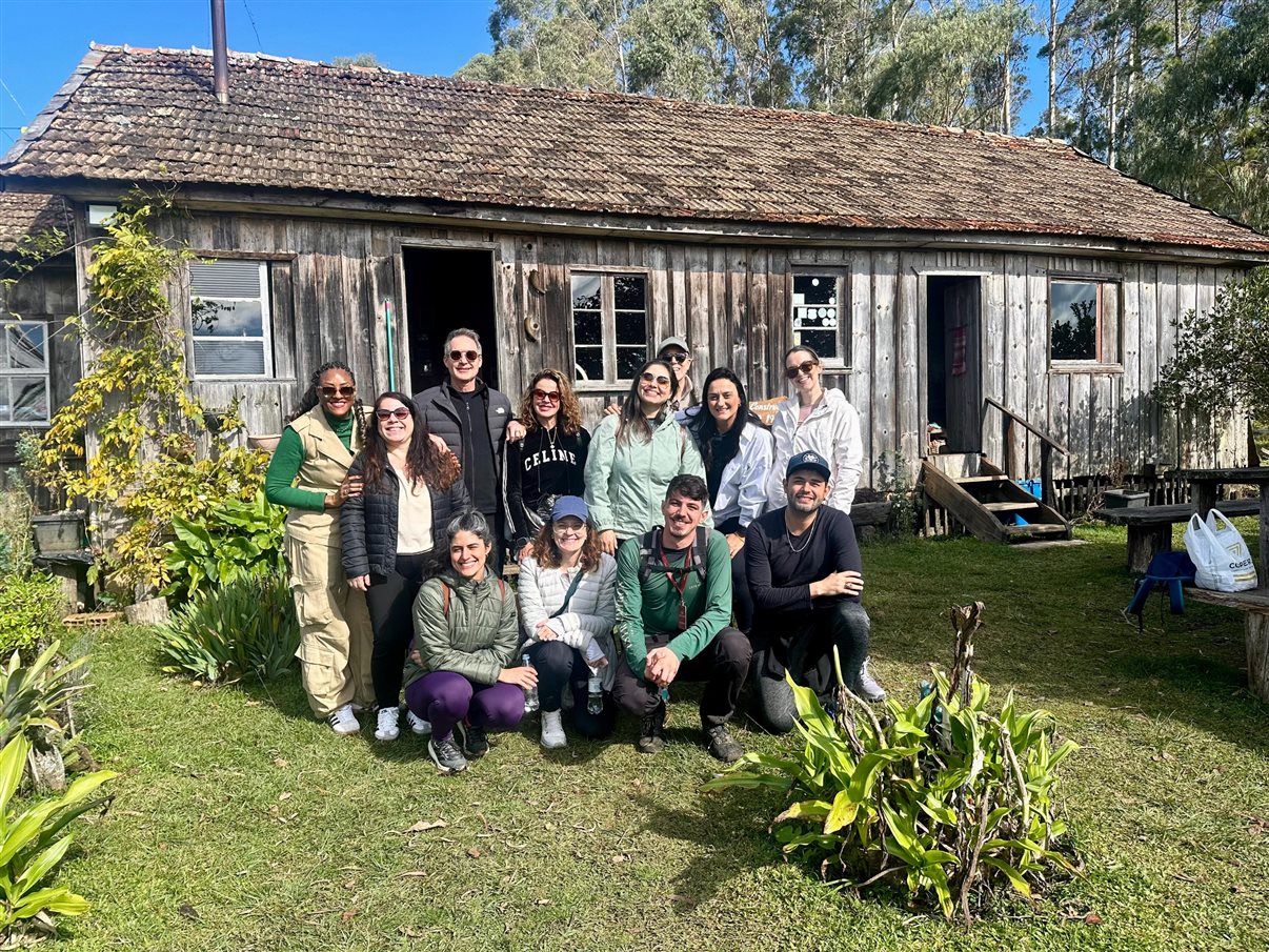 Turma da Fam Fênix e seu guia Gustavo conhecem o Café do Vô Marçal e Artesanato da Vó Maria