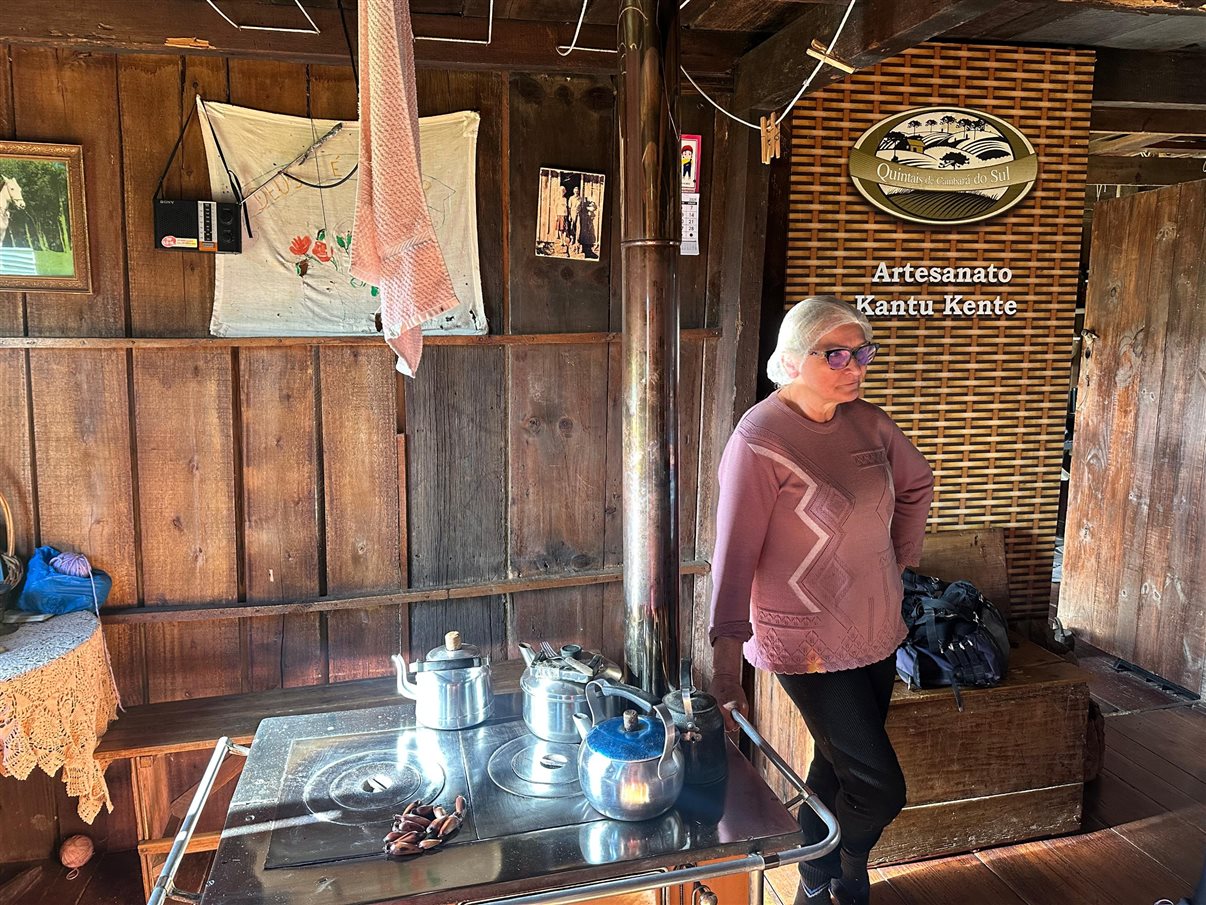 Turma da Fam Fênix e seu guia Gustavo conhecem o Café do Vô Marçal e Artesanato da Vó Maria