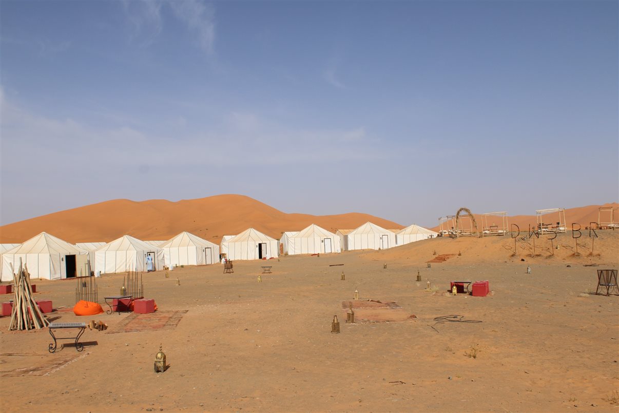 Fachada do Riad Xaluca, aos pés do deserto