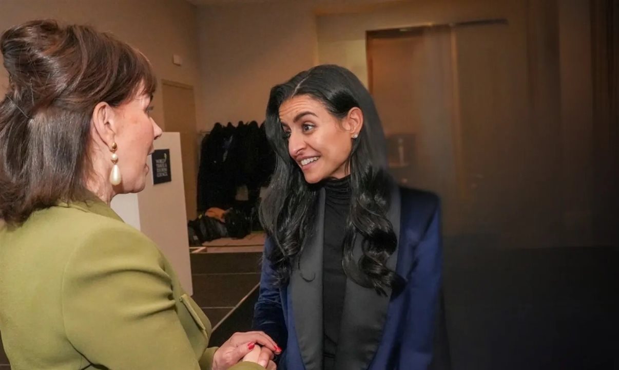 Julia Simpson, presidente e CEO do WTTC, e Shaikha Nasser Al Nowais, nova secretária-geral da ONU Turismo