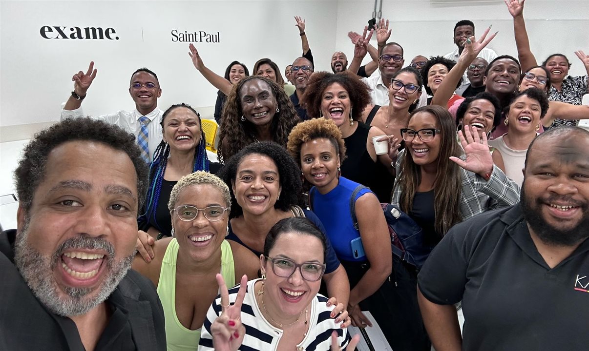 O professor Jaime Almeida com uma das suas turmas de alunos
