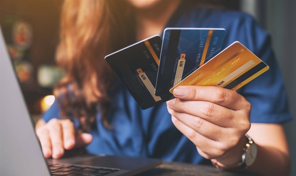 Cartões de crédito ainda podem oferecer vantagens extras ao viajar